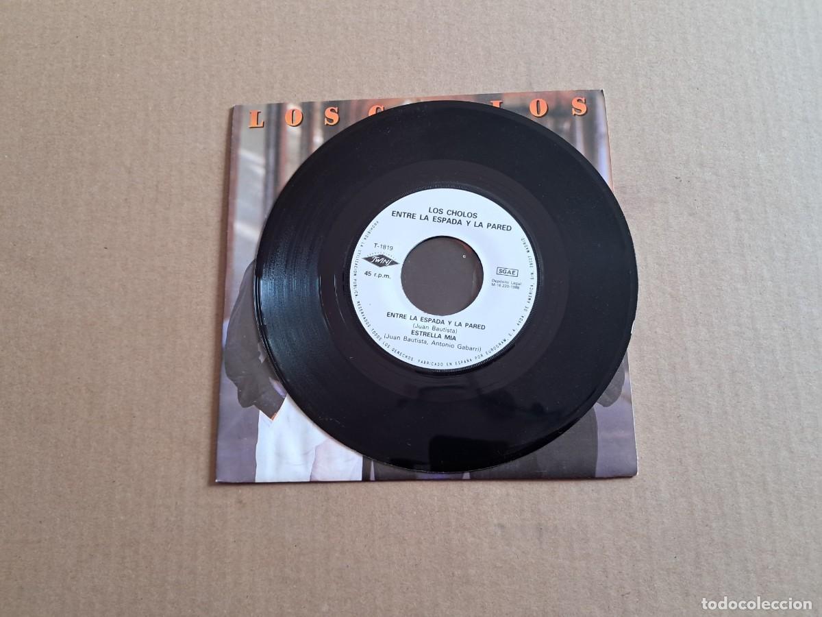 Discos de vinilo: LOS CHOLOS - ENTRE LA ESPADA Y LA PARED SINGLE 1988 - Foto 2