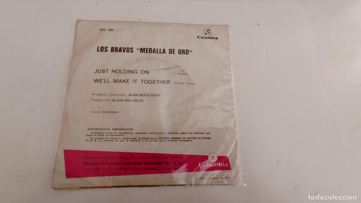 Discos de vinilo: LOS BRAVOS-SINGLE JUST HOLDING ON - Foto 2
