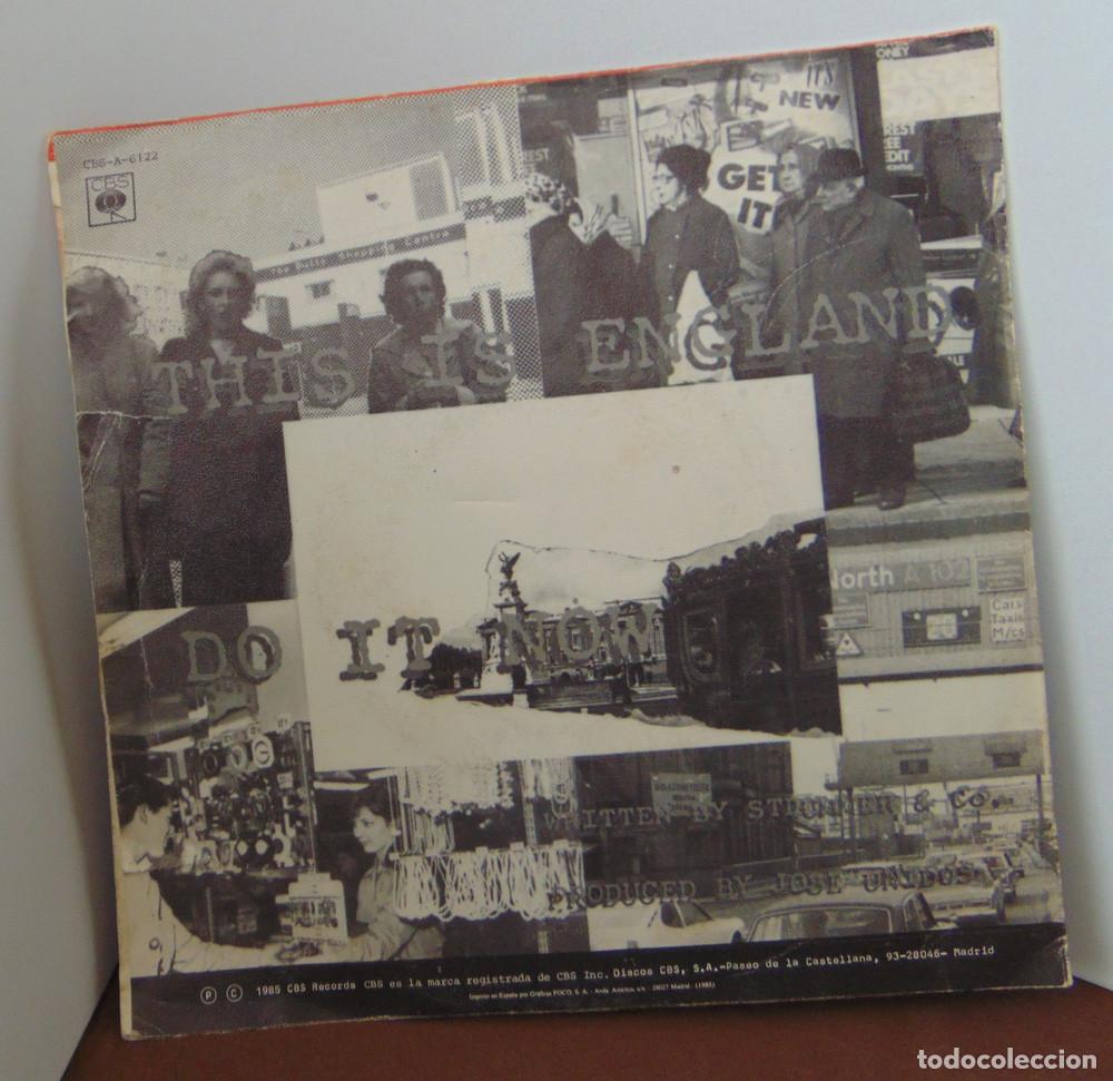 Discos de vinilo: The Clash &ndash; This Is England - SINGLE 1985 - Foto 2