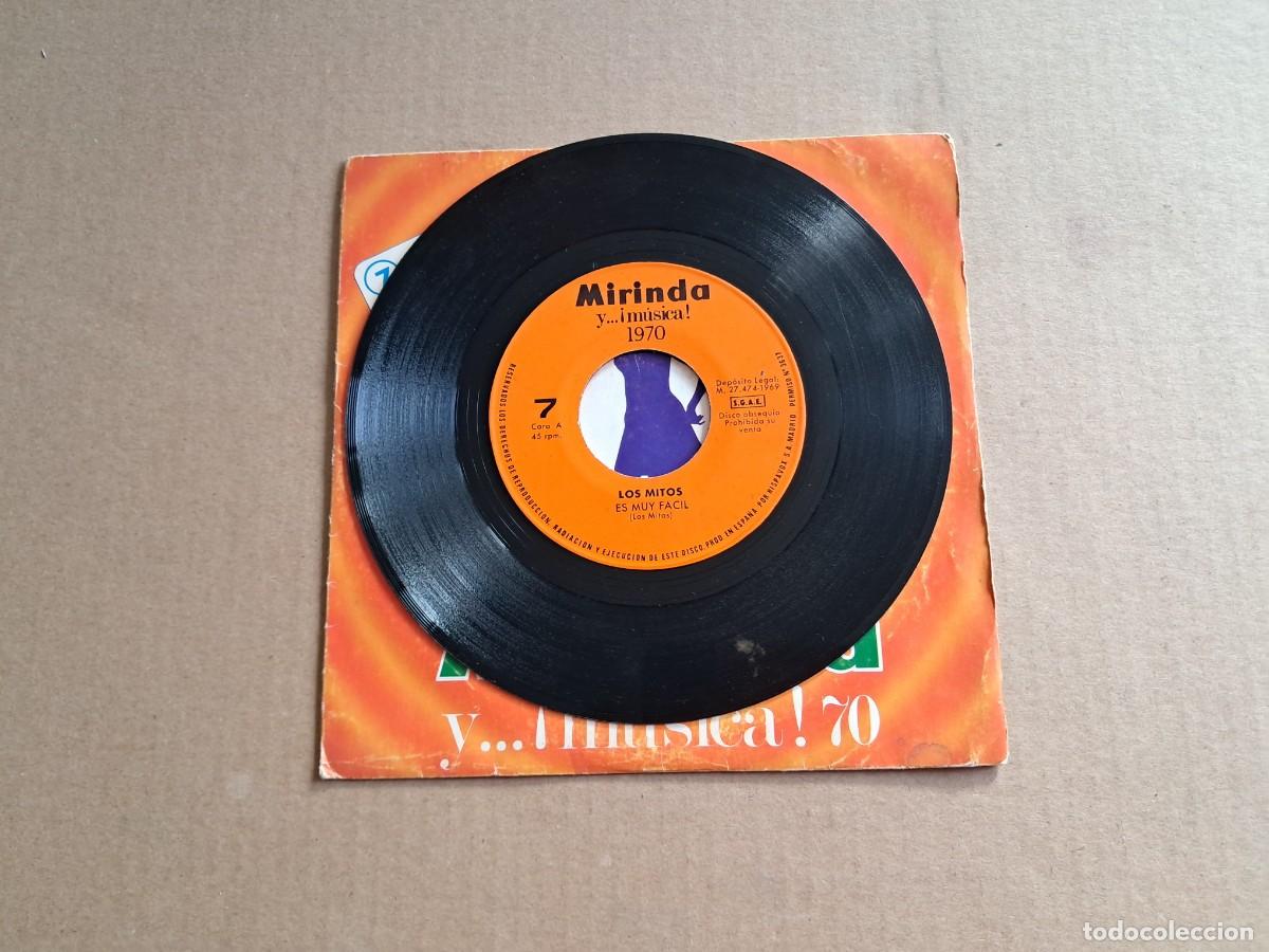 Discos de vinilo: LOS MITOS - ES MUY FACIL SINGLE 1969 - Foto 2