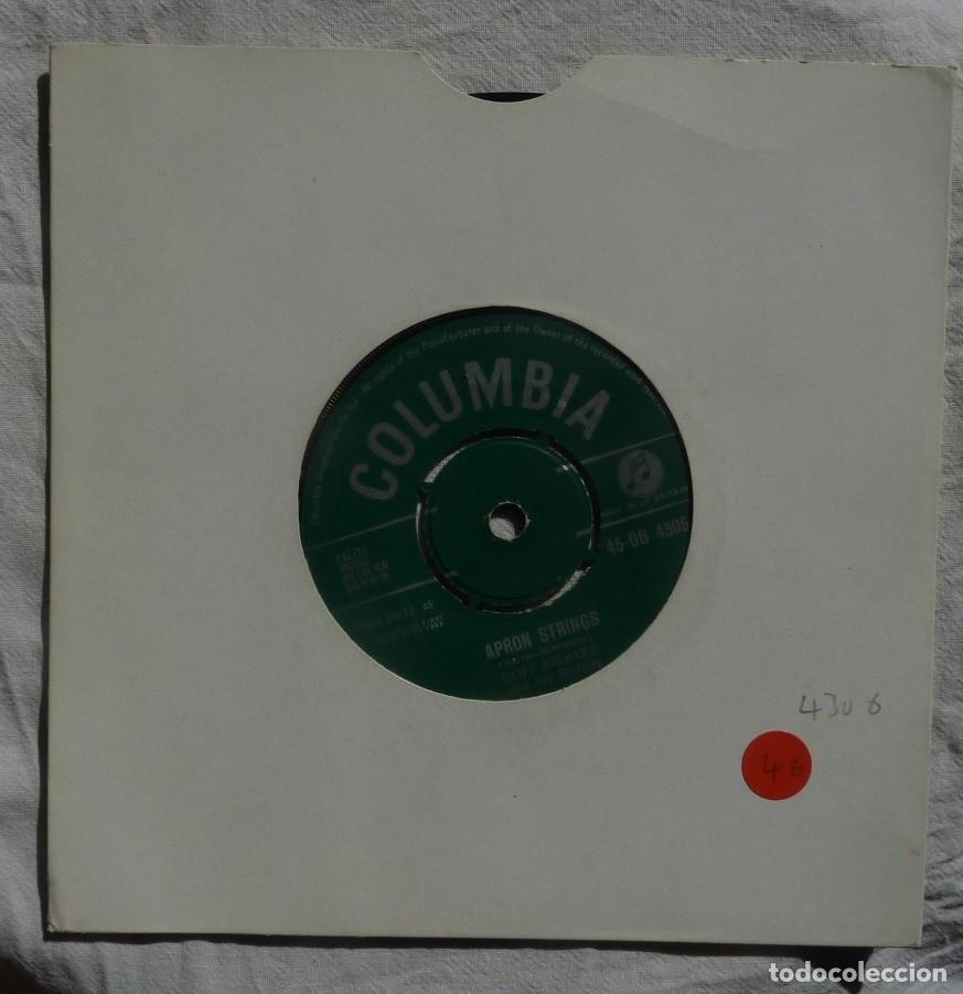 Discos de vinilo: CLIFF RICHARD // LIVING DOLL /APRON STRINGE // ENGLAND // 1959 // SINGLE - Foto 1