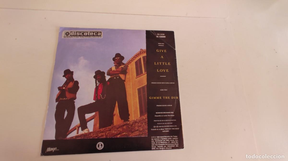 Discos de vinilo: ASWAD-SINGLE GIVE A LITTLE LOVE - Foto 2