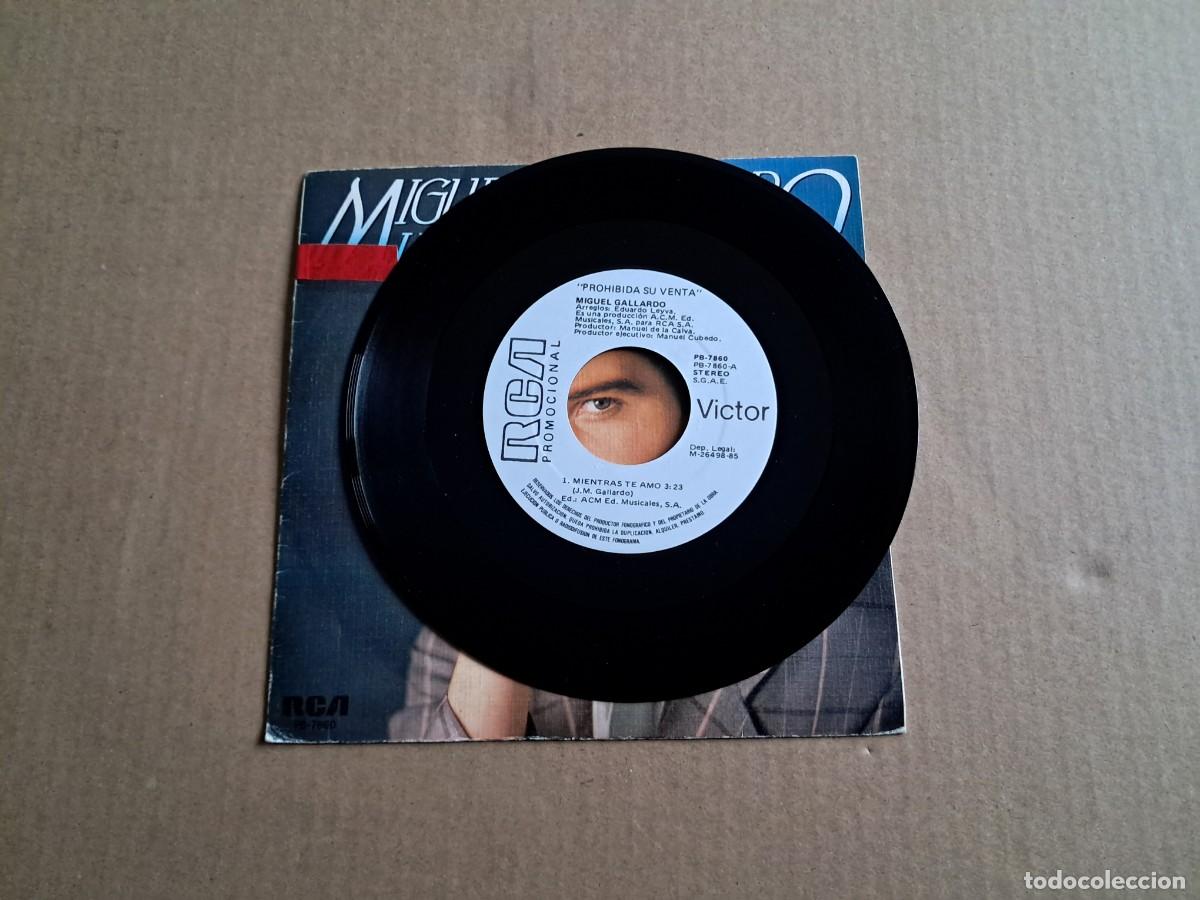 Discos de vinilo: MIGUEL GALLARDO - MIENTRAS TE AMO SINGLE 1985 - Foto 2