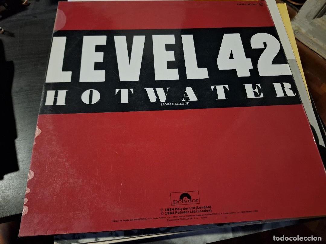 Discos de vinilo: LEVEL 42 - HOT WATER 12&rdquo; MAXI POLYDOR 1984 - SYNTH POP - Foto 2
