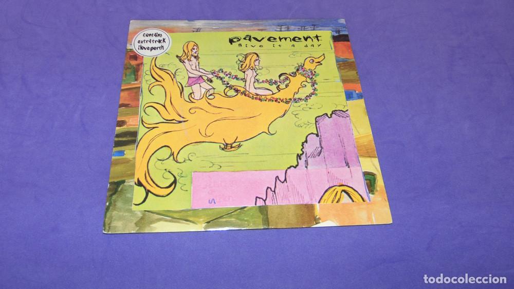 Discos de vinilo: PAVEMENT&ndash; Give It A Day - EP UK 1996 - Foto 1