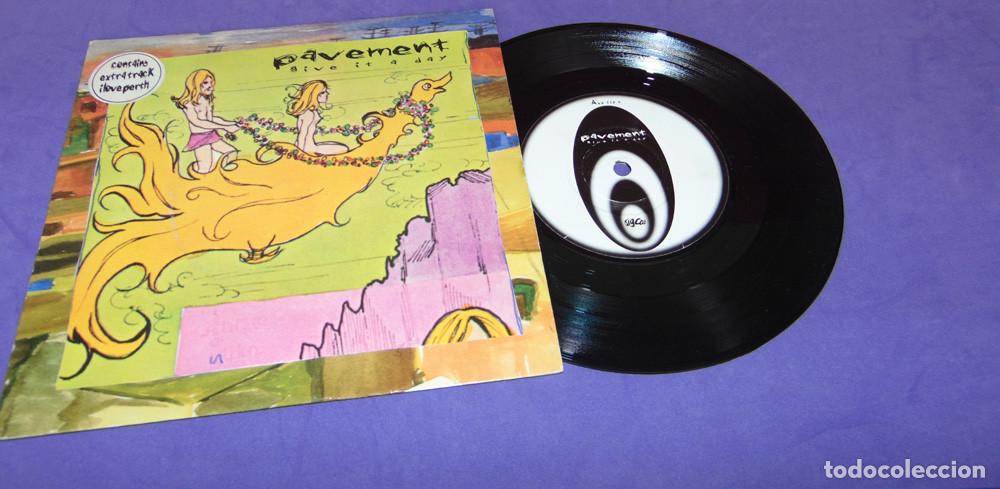 Discos de vinilo: PAVEMENT&ndash; Give It A Day - EP UK 1996 - Foto 2