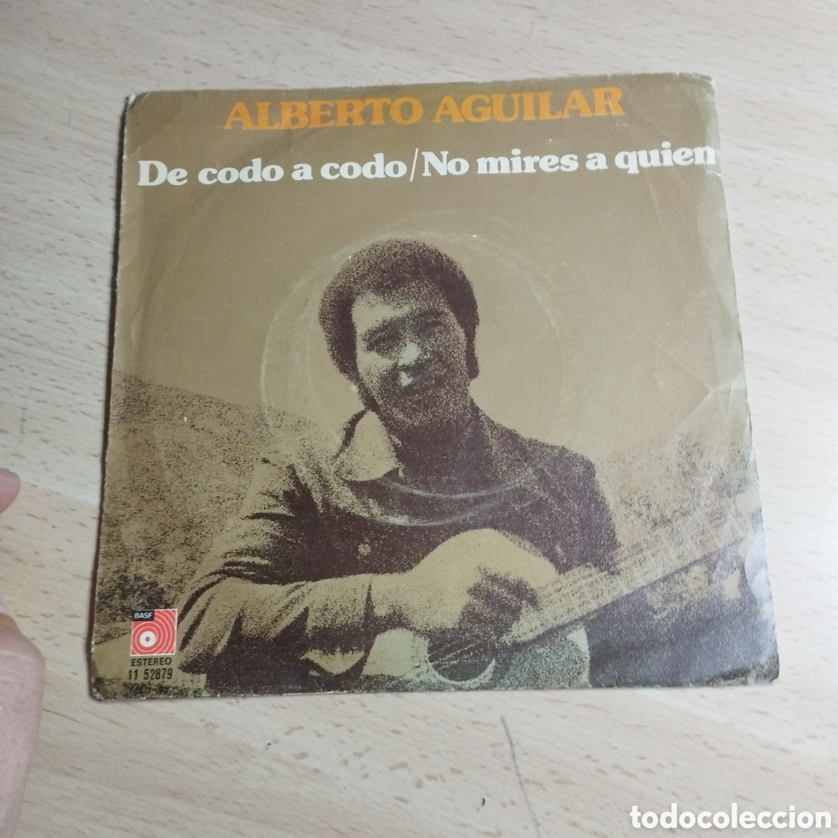 Discos de vinilo: Single 7&rdquo; Alberto Aguilar 1975 de codo a codo + no mires a quien - Foto 1