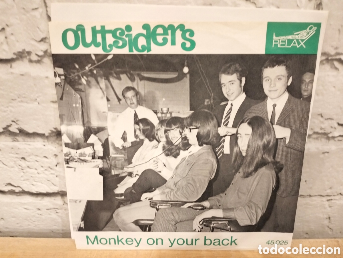 Discos de vinilo: Outsiders&nbsp;&ndash;&nbsp;Monkey On Your Back. Single vinilo. Buen estado. - Foto 1