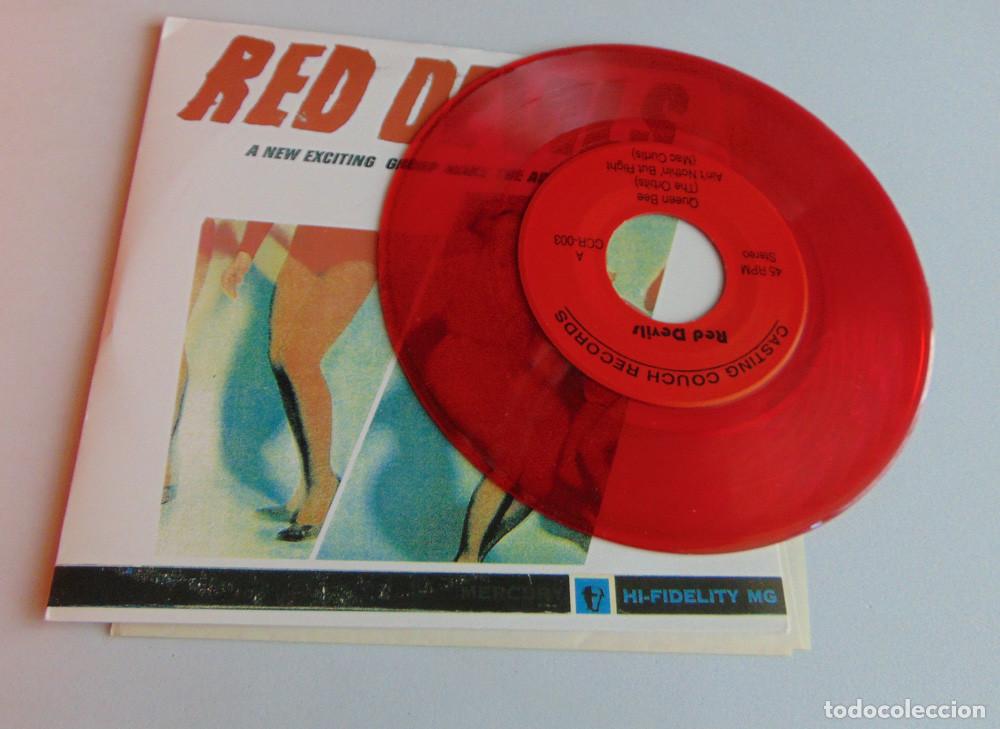 Discos de vinilo: Red Devils &lrm;&ndash; Queen Bee - SINGLE VINILO ROJO - Foto 1