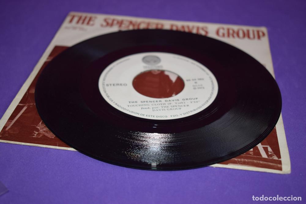Discos de vinilo: The Spencer Davis Group &ndash; Mr. Operator / Touching Cloth - SINGLE 1973 - Foto 5