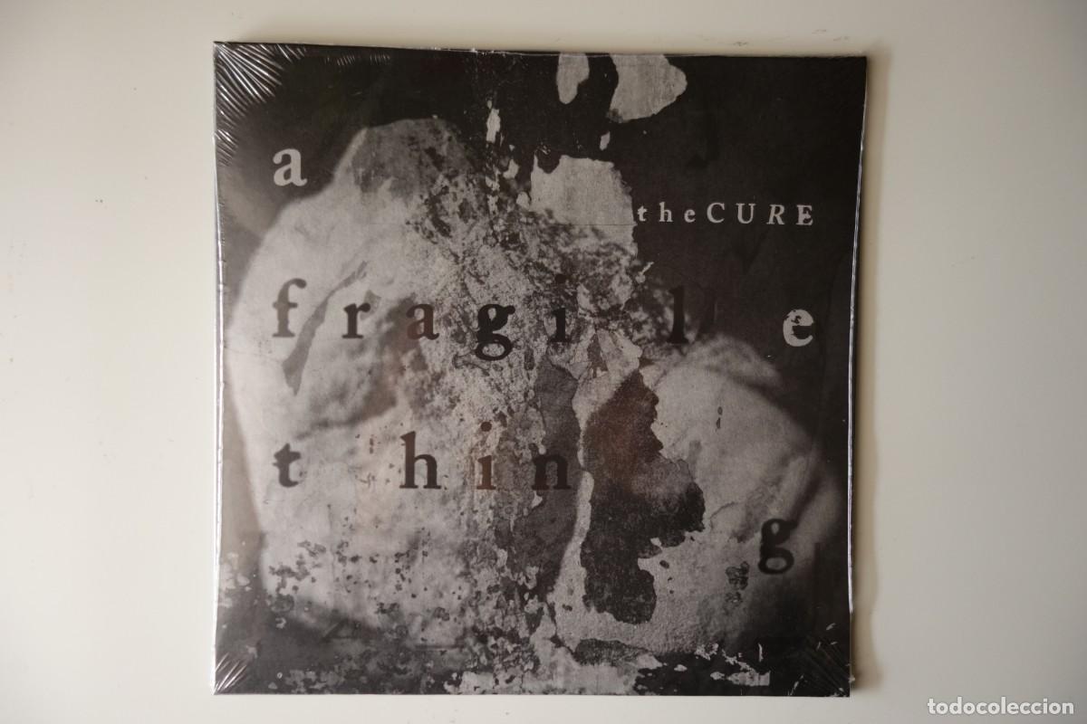 Discos de vinilo: CURE: A Fragile Thing. Ed. Limitada VINILO GRIS. Single 7&rdquo; vinilo. PRECINTADO