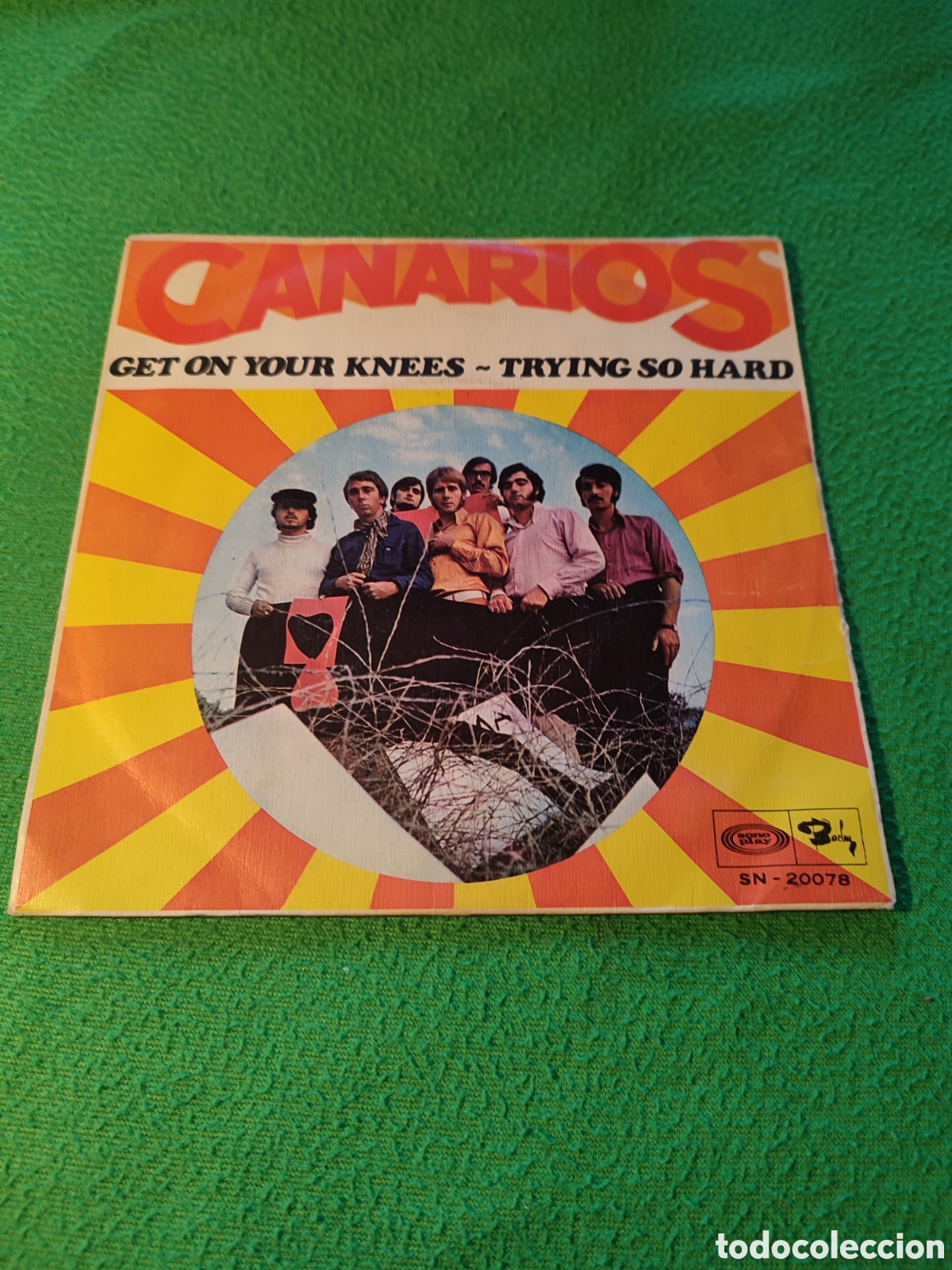 Discos de vinilo: Los Canarios - Get on your knees - Foto 1