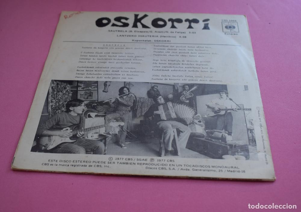 Discos de vinilo: OSKORRI - SAUTRELA - SINGLE CBS 1977 - Foto 3