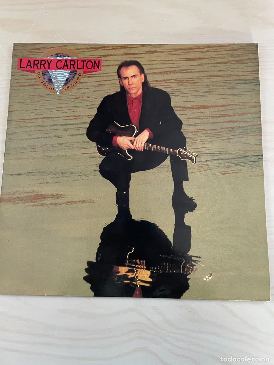 Discos de vinilo: LP Larry Carlton On Solid Ground - Foto 1