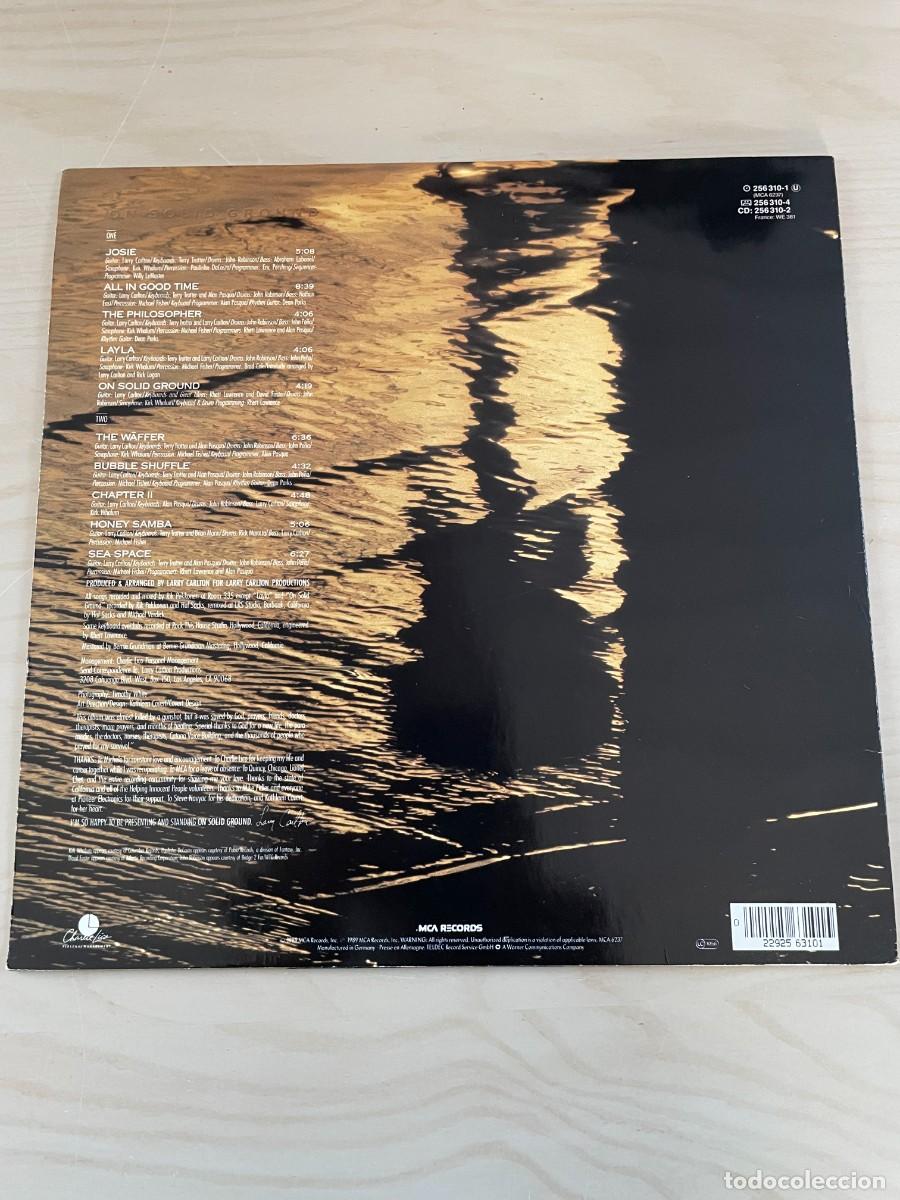 Discos de vinilo: LP Larry Carlton On Solid Ground - Foto 2