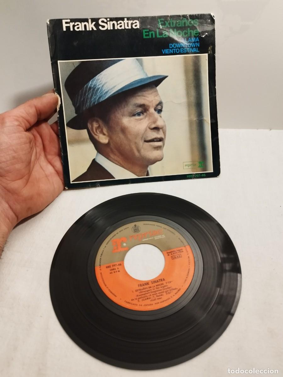 Discos de vinilo: Frank Sinatra, extra&ntilde;os en la noche. Single 7&rdquo; - Foto 1