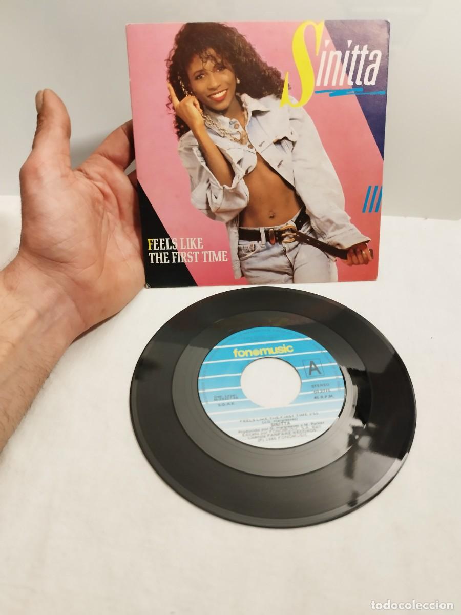 Discos de vinilo: Sinitta, FEELS LIKE THE FIRST TIME. Single 7&rdquo;. - Foto 1