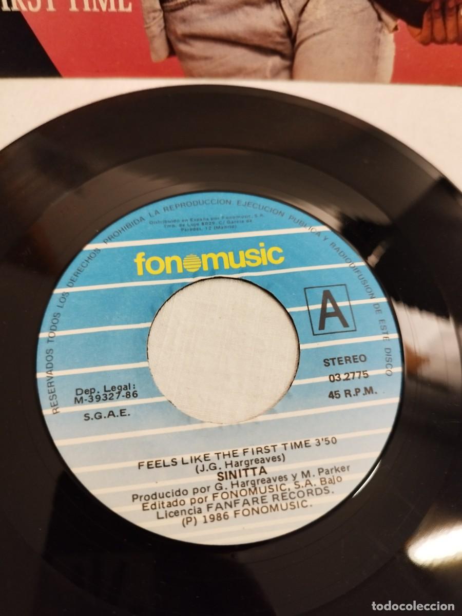 Discos de vinilo: Sinitta, FEELS LIKE THE FIRST TIME. Single 7&rdquo;. - Foto 2