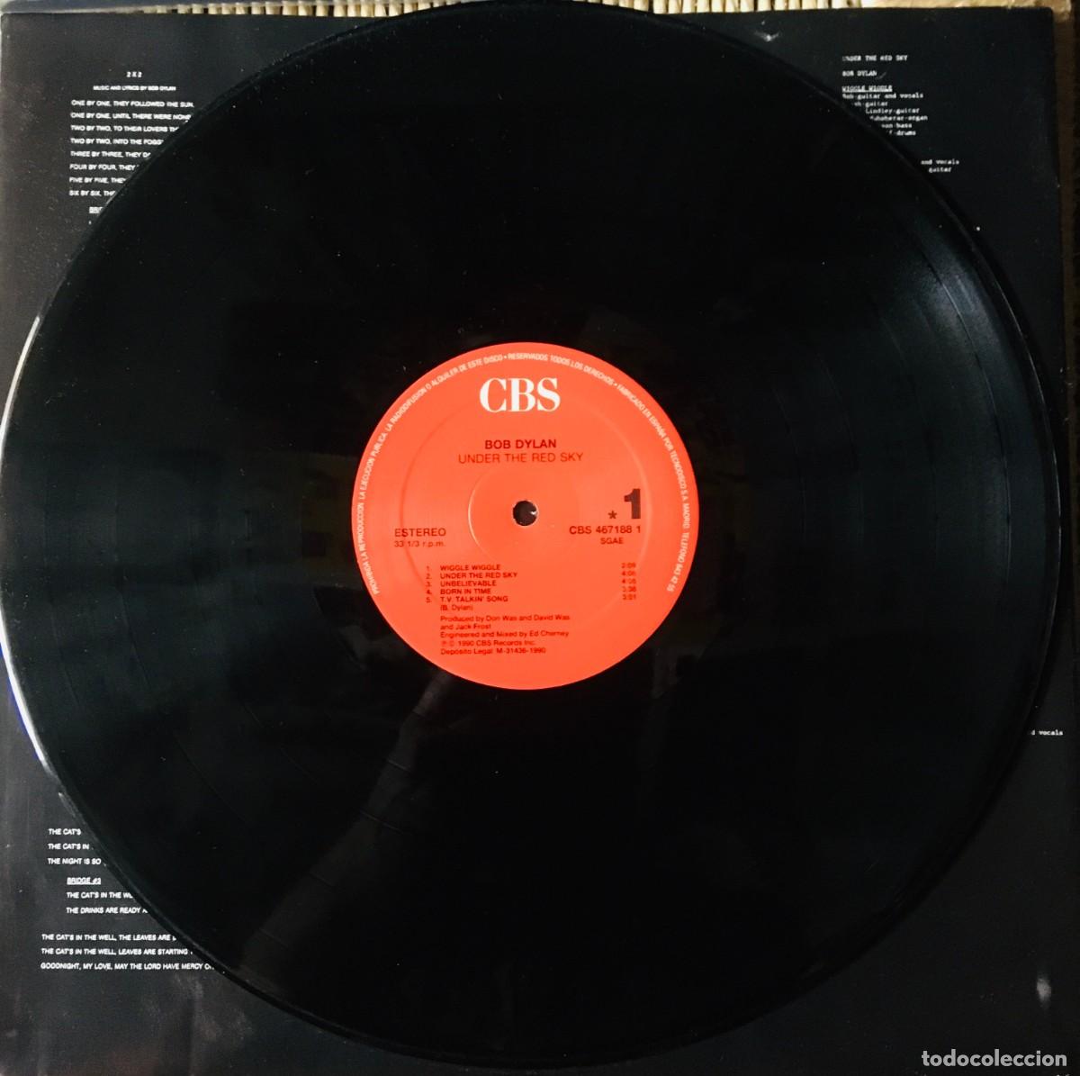 Discos de vinilo: BOB DYLAN - UNDER THE RED SKY, LP edic Spain 1990 - Foto 3