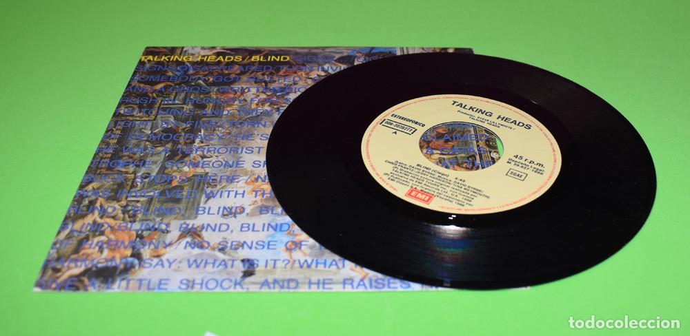 Discos de vinilo: TALKING HEADS &ndash; Blind - SINGLE 1988 ESTADO NM - Foto 5