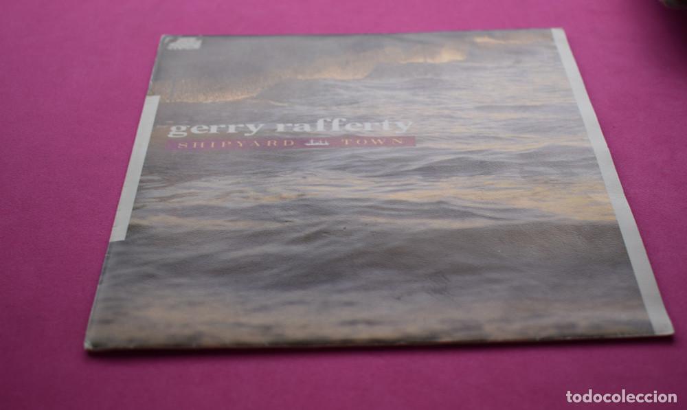 Discos de vinilo: GERRY RAFFERTY - SHIPYARD TOWN - SINGLE DE 1988 - Foto 3