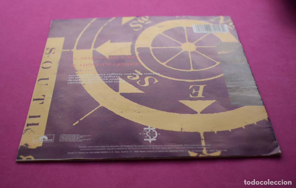 Discos de vinilo: GERRY RAFFERTY - SHIPYARD TOWN - SINGLE DE 1988 - Foto 2