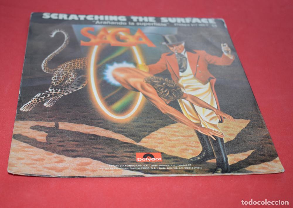 Discos de vinilo: SAGA - ARA&Ntilde;ANDO LA SUPERFICIE ( SCRATCHING THE SURFACE) - SINGLE 7  - 1984 - Foto 2