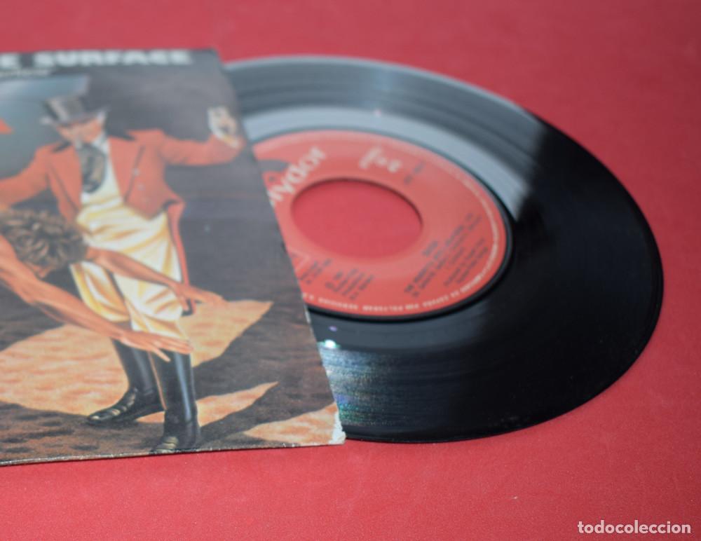 Discos de vinilo: SAGA - ARA&Ntilde;ANDO LA SUPERFICIE ( SCRATCHING THE SURFACE) - SINGLE 7  - 1984 - Foto 3