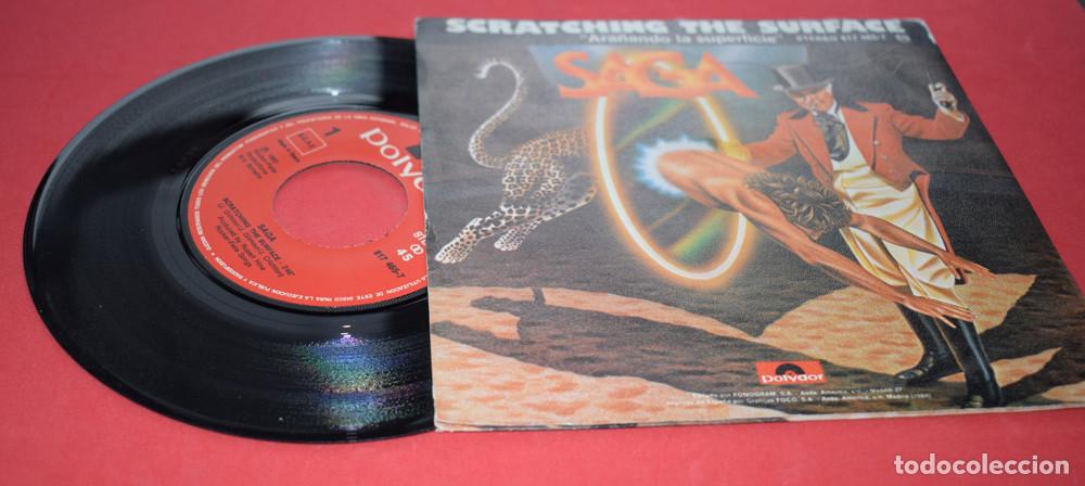 Discos de vinilo: SAGA - ARA&Ntilde;ANDO LA SUPERFICIE ( SCRATCHING THE SURFACE) - SINGLE 7  - 1984 - Foto 4