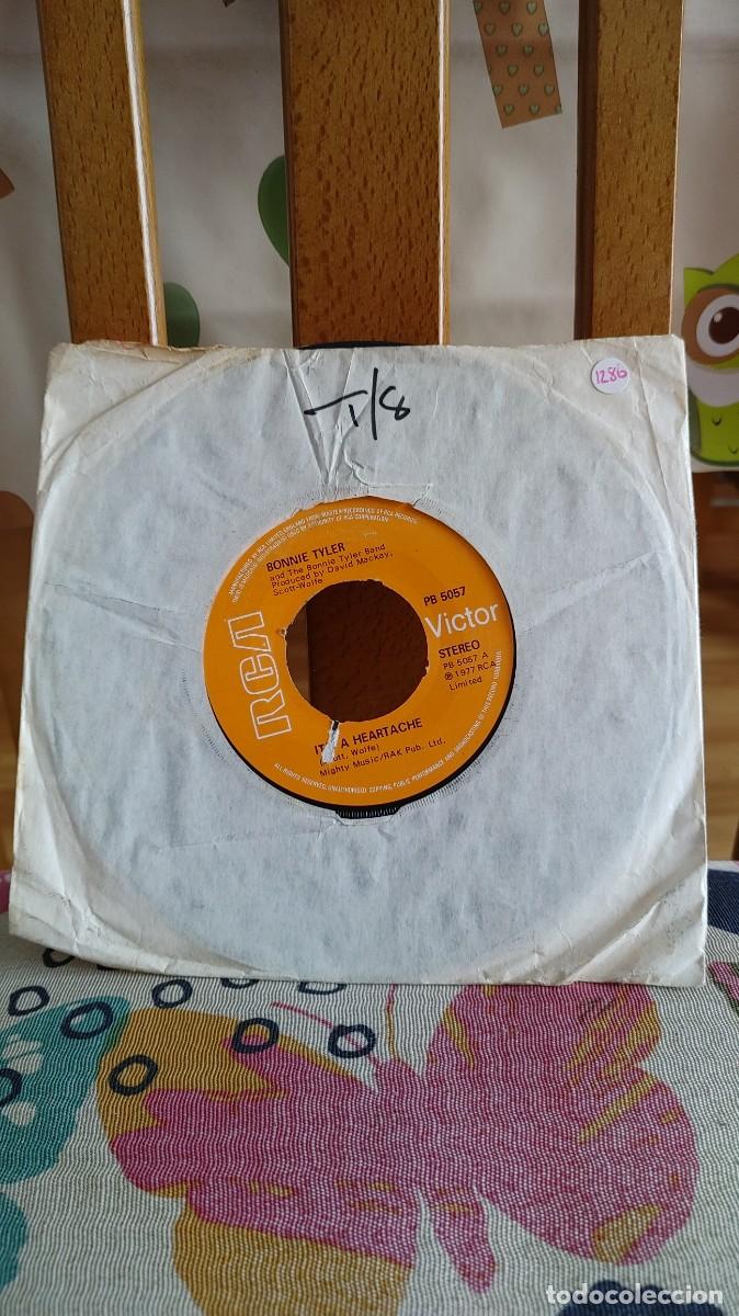 Discos de vinilo: BONNIE TYLER-SINGLE ITS A HEARTACHE - Foto 1