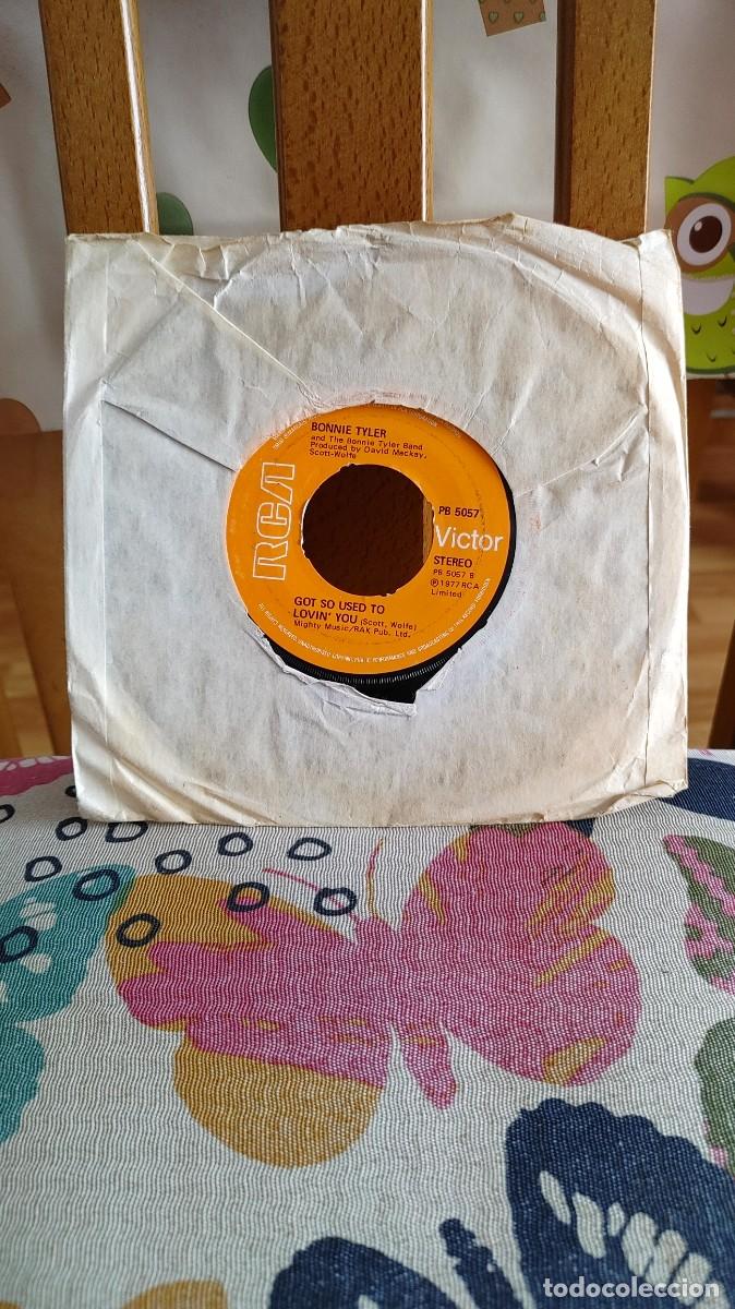 Discos de vinilo: BONNIE TYLER-SINGLE ITS A HEARTACHE - Foto 2