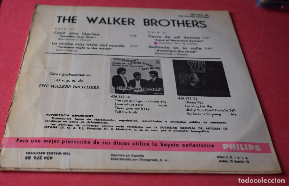 Discos de vinilo: THE WALKER BROTHERS - ANOTHER TEAR FALLS - EP DE 1966 - Foto 2