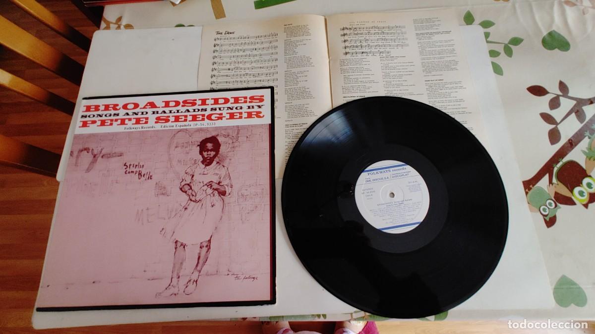 Discos de vinilo: PETE SEEGER-LP BROADSIDES-LETRAS - Foto 1