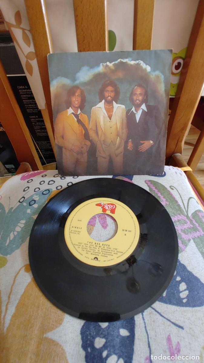 Discos de vinilo: BEE GEES-SINGLE TOO MUCH HEAVEN - Foto 1