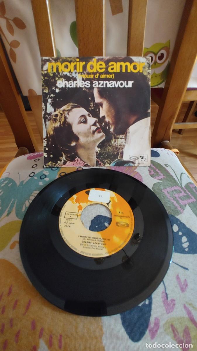 Discos de vinilo: CHARLES AZNAVOUR-SINGLE MORIR DE AMOR - Foto 1