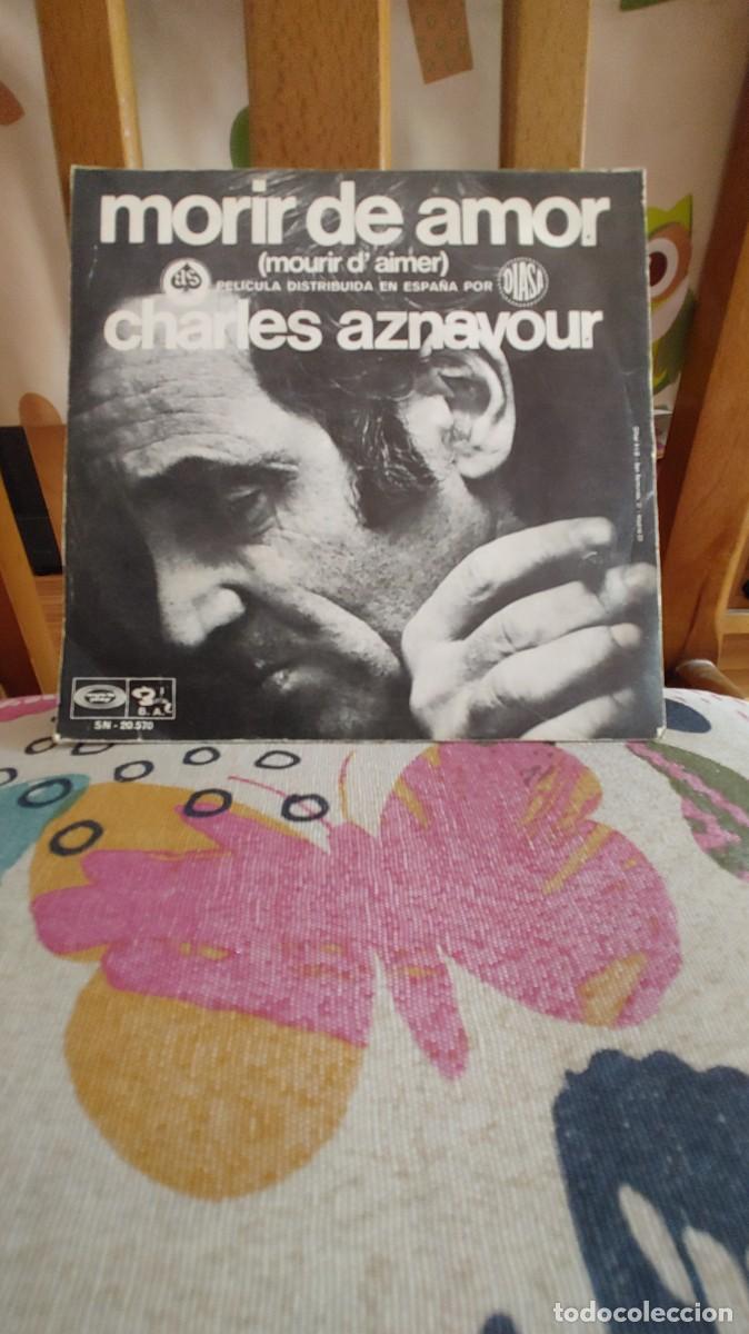 Discos de vinilo: CHARLES AZNAVOUR-SINGLE MORIR DE AMOR - Foto 2