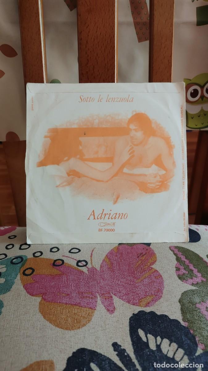 Discos de vinilo: ADRIANO CELENTANO-SINGLE SOTTO LE LENZUOLA - Foto 2