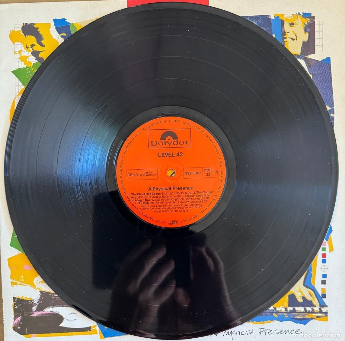 Discos de vinilo: level 42 double 33t a physical presence LP - Foto 3