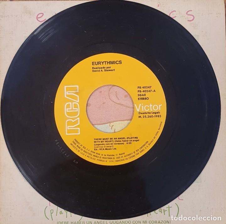 Discos de vinilo: Single Eurythmics There must be on angel - Foto 3