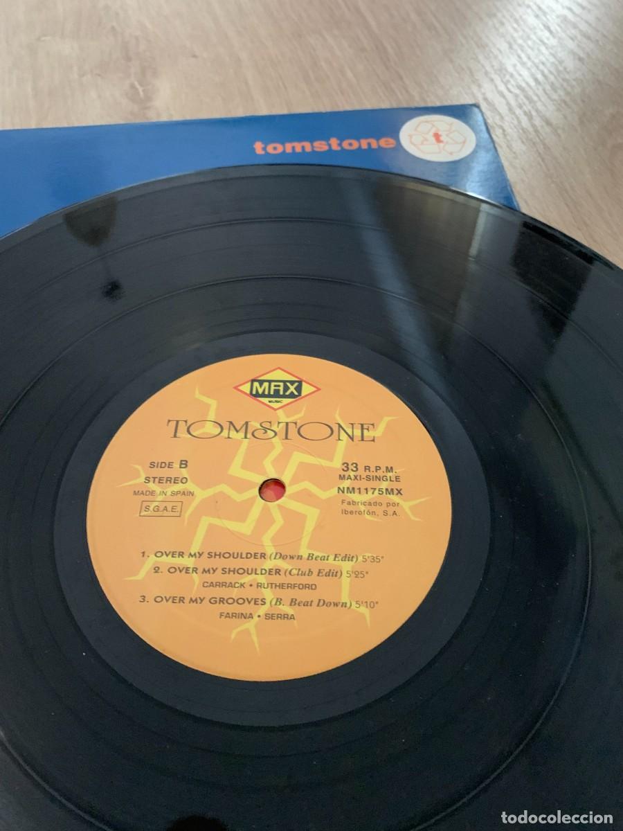 Discos de vinilo: MAXI 12 PULGADAS. TOMSTONE. OVER MY SHOULDER. - Foto 3