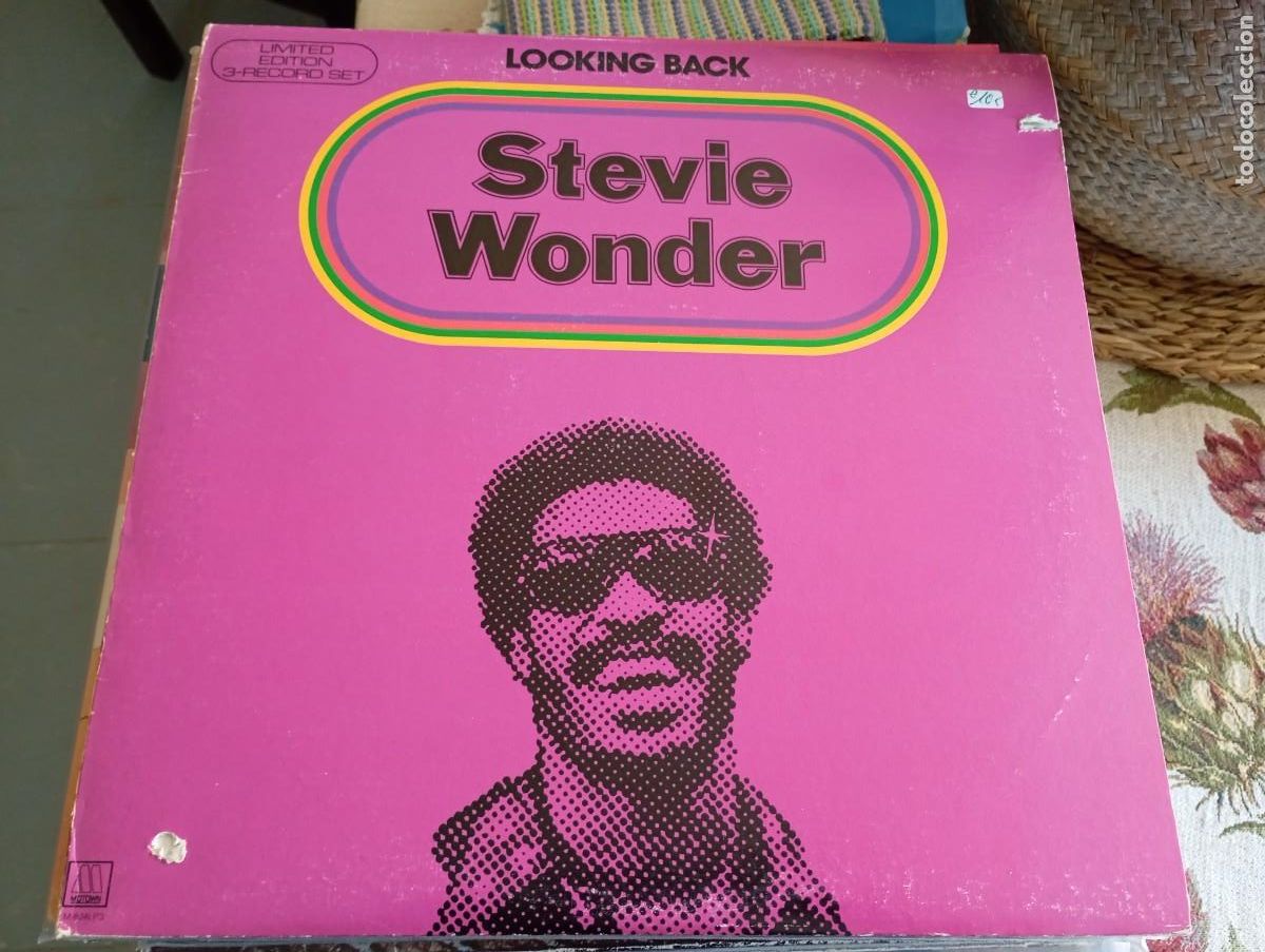 Discos de vinilo: LP TRIPLE STEVIE WONDER LOOKING BACK VG++/EX CON LIBRETO - Foto 1