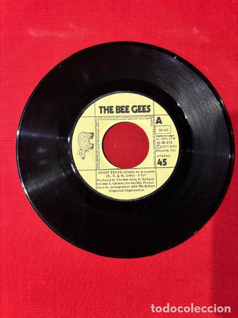 Discos de vinilo: BEE GEES - NIGHT FEVER - SINGLE - Foto 2
