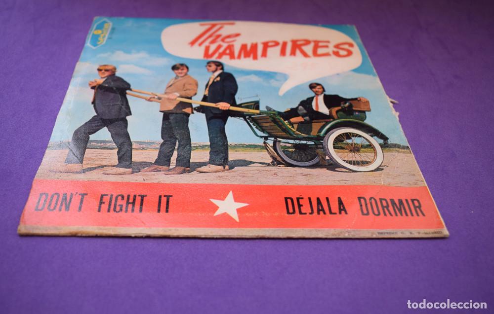 Discos de vinilo: The Vampires &ndash; Dont Fight It / D&eacute;jala Dormir - SINGLE - Foto 3
