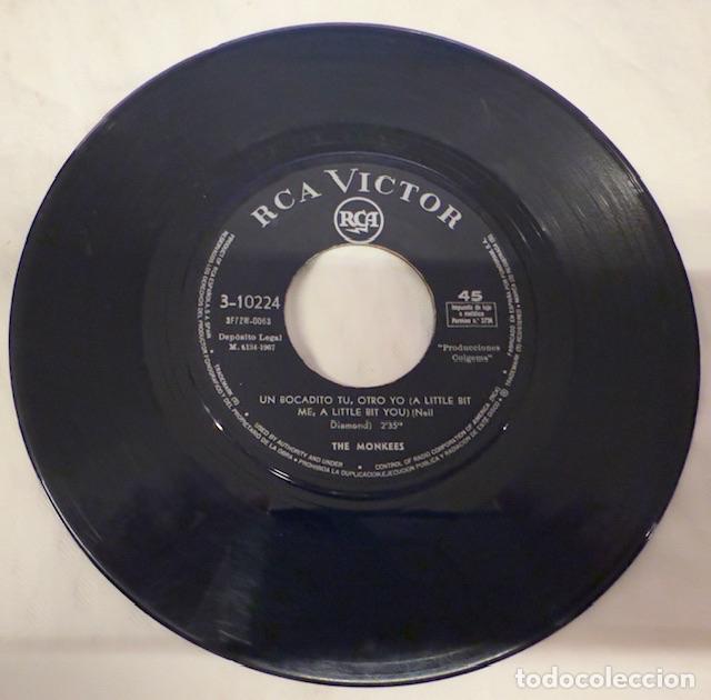 Discos de vinilo: THE MONKEES - UN BOCADITO TU OTRO YO - SINGLE - Foto 2