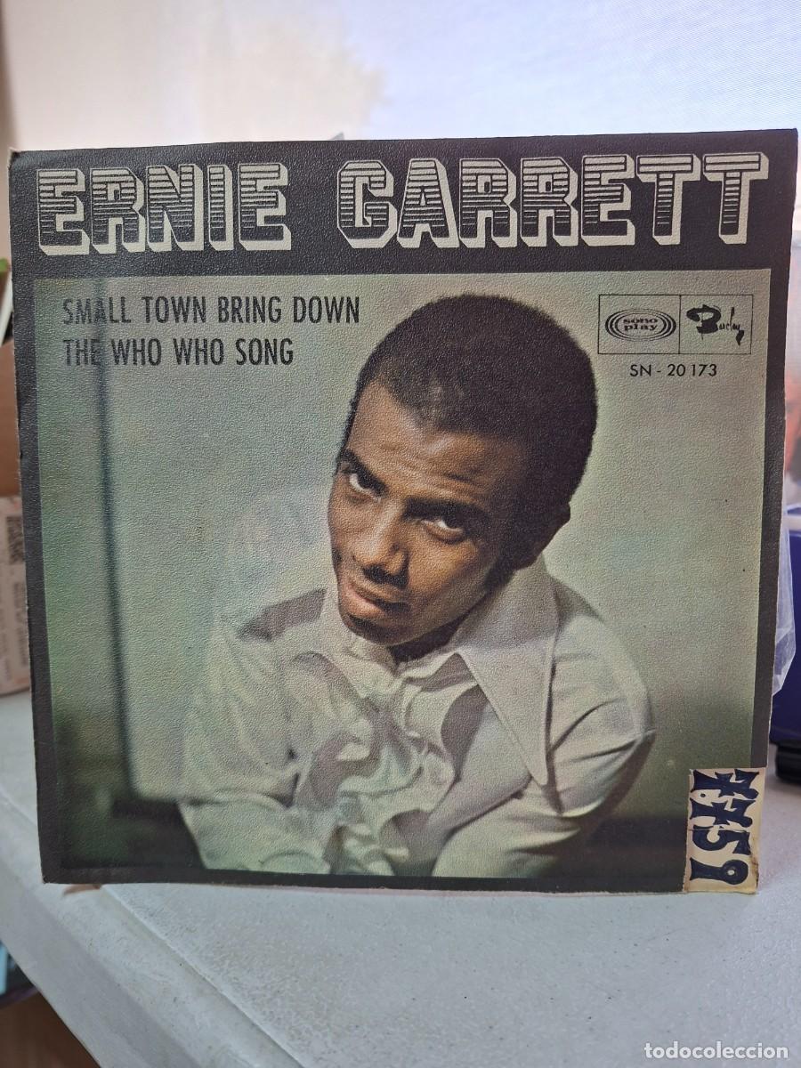 Discos de vinilo: ERNIE GARRETT - SAMLL TOWN BRING DOWN - SINGLE DE VINILO - CAJA 42 - Foto 1
