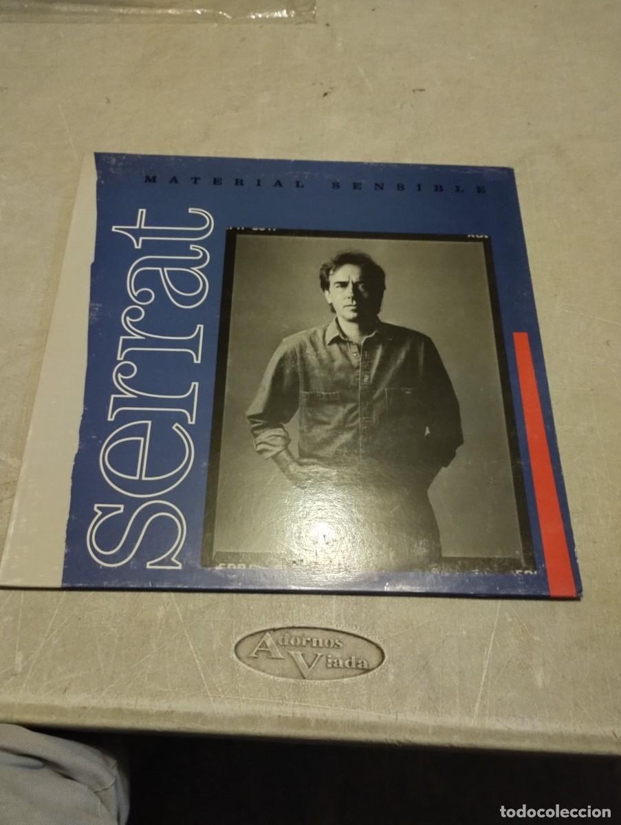 Discos de vinilo: JOAN MANUEL SERRAT LP MATERIAL SENSIBLE INSERT LETRAS - Foto 1