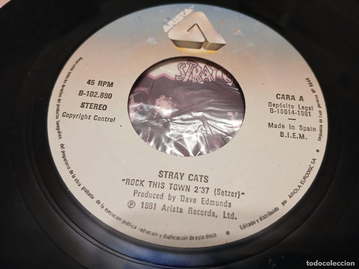 Discos de vinilo: Stray Cats &lrm;&ndash; Rock This Town- (1981) single 7&rdquo; - Foto 3