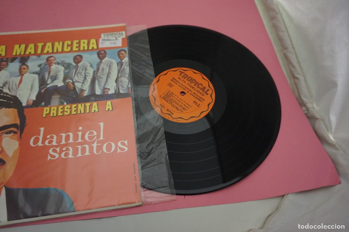 Discos de vinilo: LP - SONORA MATANCERA - PRESENTA A DANIEL SANTOS - DISCO COMO NUEVO - Foto 2