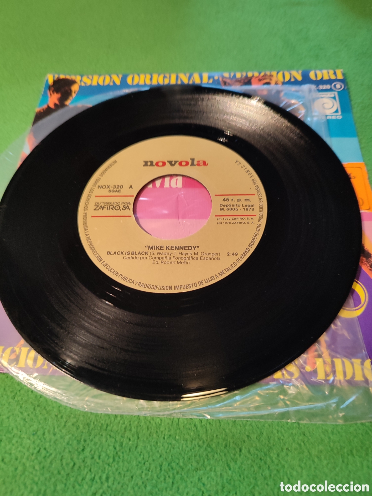 Discos de vinilo: Mike Kennedy - Black is Black / La lluvia - Foto 3