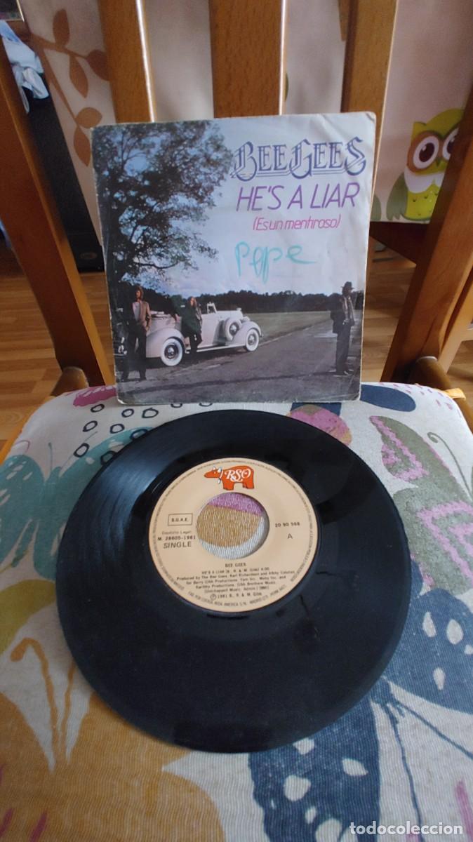 Discos de vinilo: BEE GEES-SINGLE HE&acute;S A LIAR - Foto 1